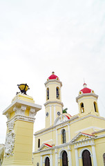 Panorámica de calles, edificios y jardines de Cienfuegos, República de Cuba