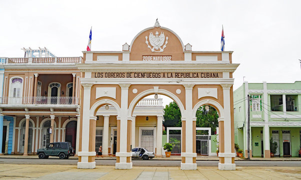 Panor&aacute;mica de calles, edificios y jardines de Cienfuegos, Rep&uacute;blica de Cuba