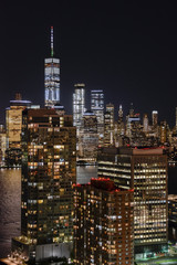 Naklejka premium Manhattan Financial District Skyline Hochhäuser Wolkenkratzer Hudson Nacht Lichtermeer erleuchtet Silhouetten One World Trade Center New Jersey