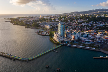 Vue aérienne de Fort de France au couché du soleil, en Martinique