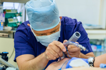 Anesthesiologist performs tracheal intubation for patient - 307144048