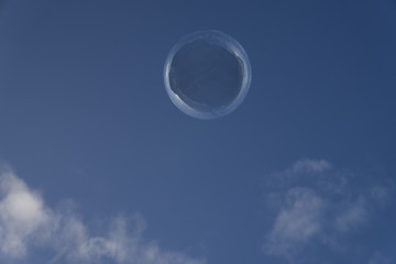 날라다니는 거품