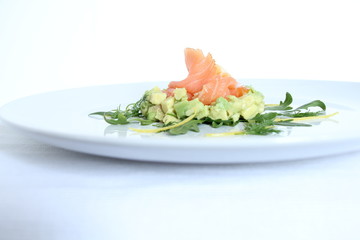 Rauchlachs auf Avocado