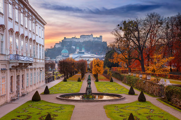 Obraz premium Salzburg, Austria. Pejzaż miejski Salzburg, Austria z ogrodami Mirabell podczas jesiennego wschodu słońca.