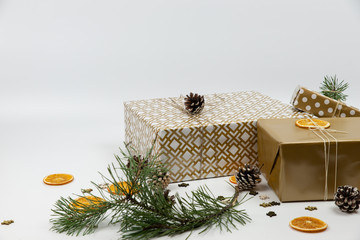 Baner. Złote dekoracje świąteczne. Zapakowane prezenty. 