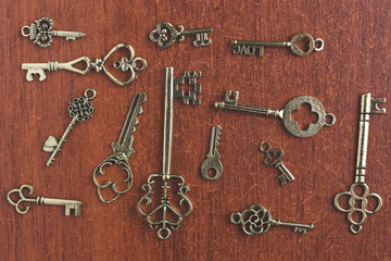 Obraz premium Set of old keys on wooden background