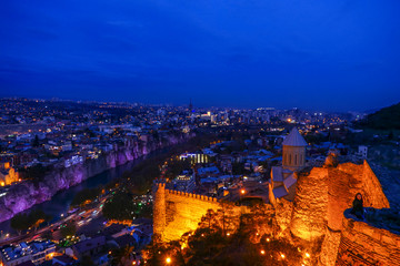 Obraz premium Tbilisi, Georgia The city at dusk and the Narilkala Fortress