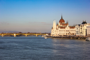Fototapeta na wymiar parliament in budapest