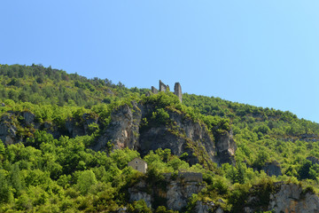 Fototapeta na wymiar Falaises des gorges du Tarn, village de Hauterive, canyon de la Lozère, France