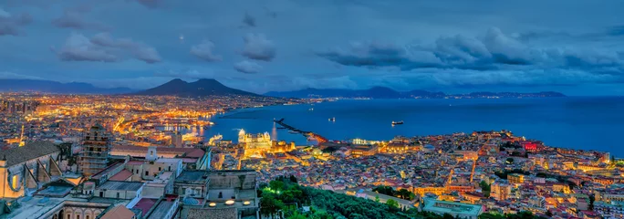 Zelfklevend Fotobehang Panoramica di Napoli di notte © Zero Pixel