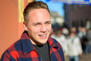 Obraz premium Attractive man in his twenties outdoors in town