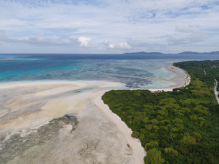 Fototapeta na wymiar 竹富島に広がる広大な砂浜をカイジ浜上空から空撮
