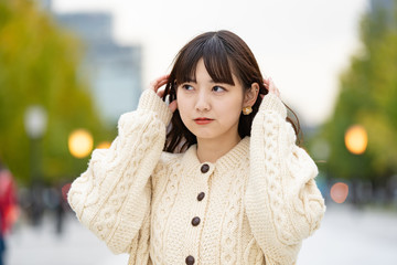 頭を抱える若い女性