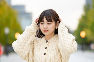 頭を抱える若い女性