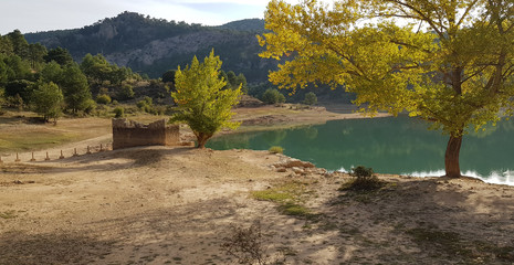 herbst am de la toba stausee, die ruine ist nicht mehr im wasser