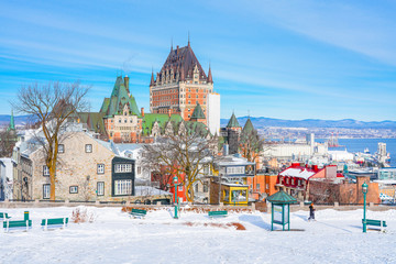 Fototapeta premium Pejzaż miasta Quebec z kultowym Chateau Frontenac zimą