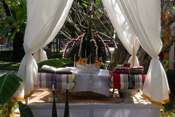 Perform Buddhist rituals according to beliefs inherited from ancient times