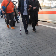 Obraz premium Streetlife: Menschen mit Gepäck bei der Ankunft am Bahnsteig