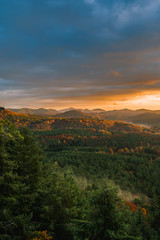 Fototapeta na wymiar Glühender Sonnenaufgang über dem Pfälzer Wald