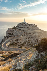 Faro frente al mar al amanecer en Cap de Formentor Pollensa Mallorca