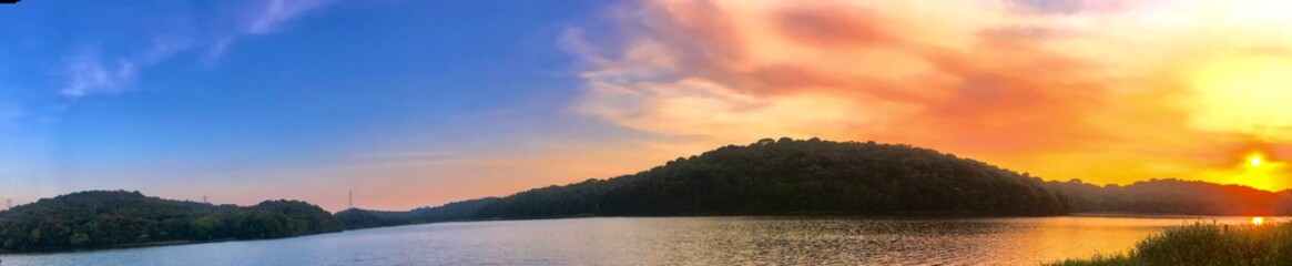 Obraz premium panoramic sunset over the lake