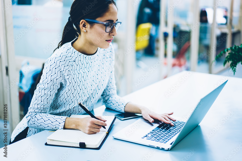 Aufkleber professional female administrative manager of clinic organizing working schedule using application o