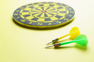 Obraz premium Darts on a yellow background, close-up