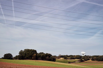 Antena astronómica situada en un campo de dehesa verde