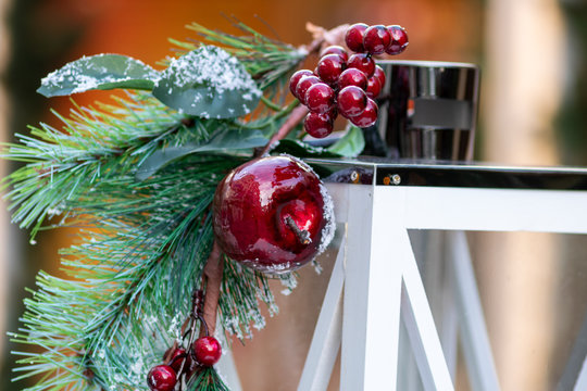 Weihnachtlicher Gl&uuml;hweinstand mit dekorativem Windlicht mit festlicher Verzierung und Ornamenten l&auml;dt mit weihnachtlicher Dekoration zum Hei&szlig;getr&auml;nk auf Weihnachtsmarkt mit Freunden und Familie ein