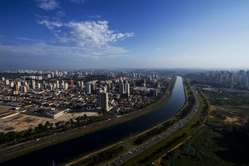 Vista aérea de São Paulo com rio Pinheiros e avenida marginal