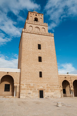 Fototapeta na wymiar vistas desde el patio interior de kairouan gran mezquita, torre. Túnez