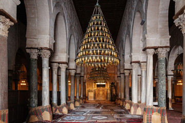 Interior de la  gran mezquita de kairouan, estilo arabe, arcadas, alfombras, zona de rezar,...