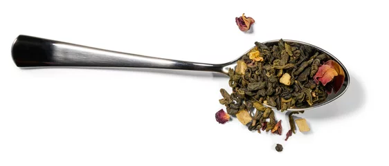 Fototapete Teesortiment Löffel und grüner Tee mit aromatischen Zusätzen auf weißem Hintergrund
