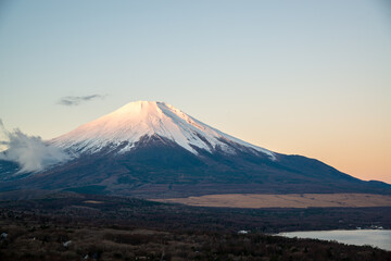 Fototapeta premium 朝焼けの富士山