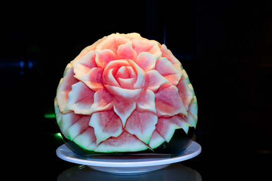 Carving in cooking. Watermelon."A rose for the beloved." Carving in cooking is the art of artistic cutting of vegetables and fruits. Examples of ornaments for dishes made in the carving technique.