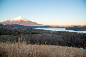 Obraz premium 朝焼けの富士山と山中湖 ススキ原あり