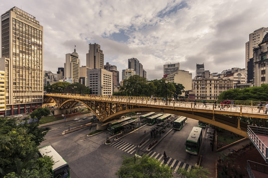 Centro da cidade de S&atilde;o Paulo com Viaduto Santa Ifig&ecirc;nia em destaque