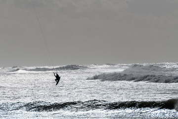 Silhouetten von Kite-Surfern am Strand von Barra in Portugal