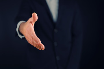 Hombre de negocios dando la mano al observador