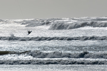 Silhouetten von Kite-Surfern am Strand von Barra in Portugal