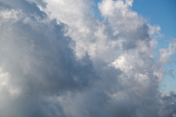 動く雲　冬