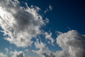 動く雲　冬