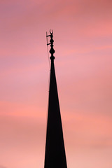 Obraz premium red sky, cheers and minarets of mosques, Islamic buildings and minarets