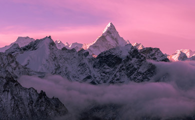 Spel van tedere roze halftonen bij zonsopgang  majestueuze Ama Dablam-piek (6856 m) in Nepal, Himalaya-gebergte. Grootsheid van de natuur concept
