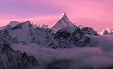 Papier Peint photo Ama Dablam Jeu de demi-teintes roses tendres au lever du soleil   majestueux pic Ama Dablam (6856 m) au Népal, montagnes de l& 39 Himalaya. Concept de grandeur de la nature