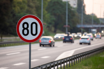 80km/h Speed limit sign a highway full of cars