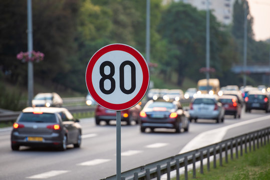 80km/h Speed limit sign a highway full of cars