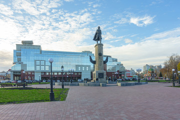 Obraz premium Statue of Peter the Great on Peter the Great square in Lipetsk