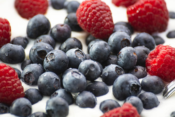 Beeren auf Joghurt