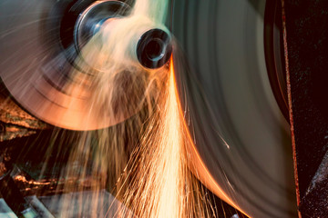 Grinding a CONIC mandrel on a water-cooled circular grinding machine.